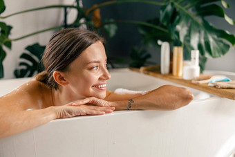 肖像快乐年轻的女人微笑休息浴缸奢侈品水疗中心度假胜地