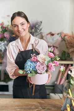专业花店年轻的女人花束花商店