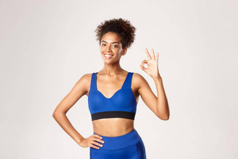 半身照很高兴非裔美国人健康的健身女人显示标志批准微笑满意推荐概念锻炼体育运动