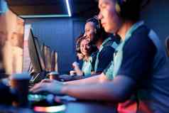 年轻的游戏玩家玩在线视频游戏电脑俱乐部