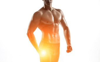 健美运动员男人。摆姿势显示完美的ABS日(肱二头肌肱三头肌胸部