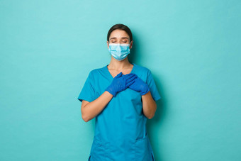 科维德流感大流行医学概念图像充满希望的微笑女医生穿医疗面具手套实习医生风云持有手心做梦站蓝色的背景