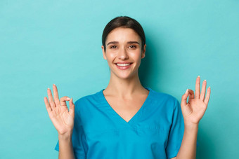 冠状病毒社会距离健康概念特写镜头微笑女医生实习医生风云显示标志批准同意推荐蓝色的背景
