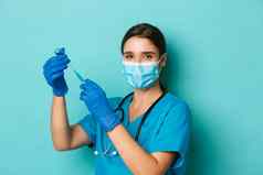 概念科维德检疫概念图像女医生医疗面具手套实习医生风云填充注射器冠状病毒疫苗站蓝色的背景