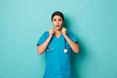冠状病毒流感大流行社会距离概念图像美丽的女医生实习医生风云害怕紧张站蓝色的背景