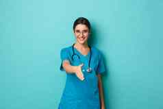 冠状病毒流感大流行社会距离概念图像自信美丽的女医生微笑扩展手握手问候病人站蓝色的背景