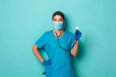 科维德流感大流行医学概念惊讶女医生医疗面具手套实习医生风云持有听诊器惊讶站蓝色的背景