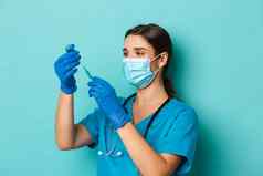 概念科维德检疫概念图像女医生医疗面具手套实习医生风云填充注射器冠状病毒疫苗站蓝色的背景