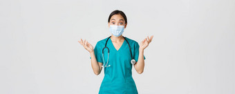 科维德冠状病毒疾病医疗保健工人概念惊讶惊讶亚洲女护士医生医疗面具实习医生风云提高手兴奋听到令人惊异的新闻白色背景
