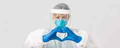 科维德冠状病毒疾病医疗保健工人概念特写镜头自信有爱心的亚洲女医生个人保护设备显示心手势病人