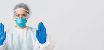 科维德冠状病毒疾病医疗保健工人概念特写镜头严肃的表情有关亚洲女医生个人保护设备显示停止手势禁止输入危险的区