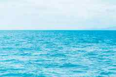 明亮的蓝色的海洋光滑的波背景