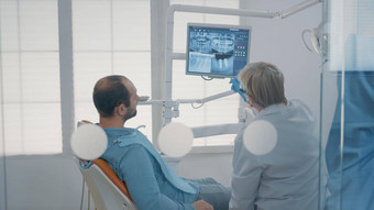 成熟的牙医指出牙齿射线照相法监控