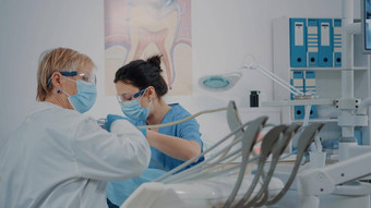 护士口腔学家检查牙齿病人