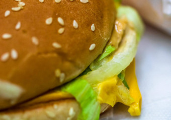 关闭细节芝士汉堡法国薯条食物垃圾食物快食物概念