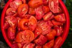 切碎西红柿碗生物西红柿准备自制的酱汁番茄酱