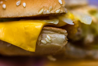 关闭细节咬芝士汉堡食物垃圾食物快食物概念