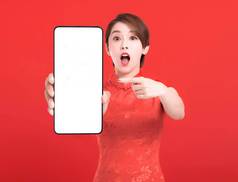 快乐中国人一年兴奋年轻的女人显示空白聪明的电话屏幕