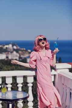 迷人的女人粉红色的头发太阳镜休闲奢侈品古董快乐女放松