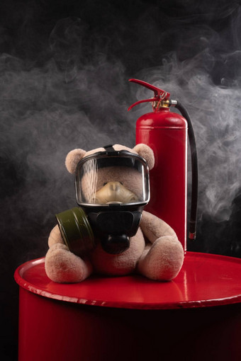 吉祥物火旅泰迪熊气体面具火灭火器烟黑暗背景