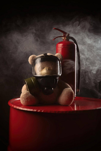 吉祥物火旅泰迪熊气体面具火灭火器烟黑暗背景