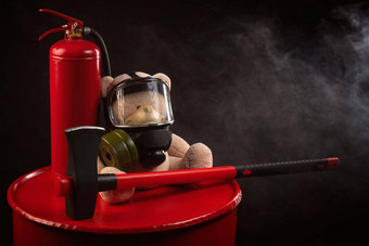 吉祥物火旅泰迪熊气体面具火灭火器红色的斧烟黑暗背景