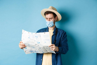 科维德流感大流行旅行概念<strong>旅游地</strong>图观光假期穿夏天他医疗面具冠状病毒蓝色的背景