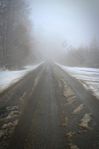 坏天气开车多雾的<strong>朦胧</strong>的国家路高速公路路交通冬天时间雪