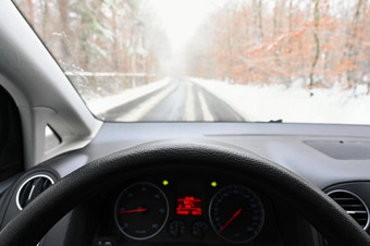 危险的冬天季节雪路室内车司机的点视图危险的交通坏天气