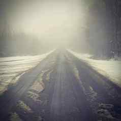 坏天气开车多雾的朦胧的国家路高速公路路交通冬天时间雪