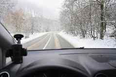 危险的冬天季节雪路室内车司机的点视图危险的交通坏天气