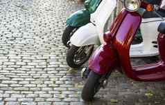 古董摩托车人行道上古董摩托车城市街复古的风格意大利风格概念