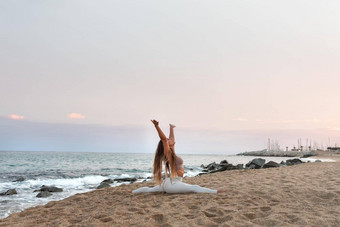 灵活的女人练习分裂瑜伽构成海滩哈努马纳萨纳复制空间