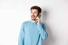 技术概念快乐的男人。会说话的移动电话电话调用逗乐站白色背景