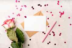 前视图空白信信封粉红色的铅笔五彩纸屑玫瑰