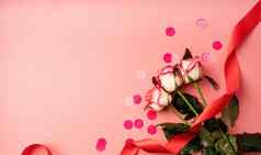 粉红色的玫瑰五彩纸屑固体粉红色的背景