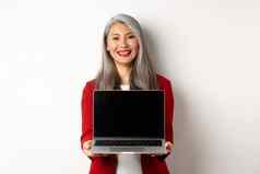 业务微笑亚洲女商人显示空白数字平板电脑屏幕站白色背景
