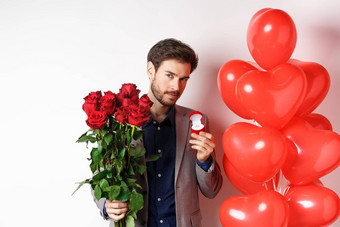 英俊的的男朋友西装使建议情人一天持有订婚环红色的玫瑰准备惊喜花心气球女朋友情人节白色背景