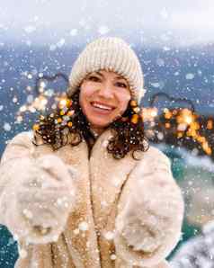 户外冬天肖像优雅的快乐微笑中间岁的女人米色他光人造皮毛外套持有炯炯有神的眼睛摆姿势背景海雪