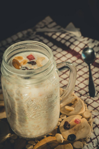 玻璃Jar健康的早餐燕麦片坚<strong>果干水</strong>果酸奶早期早....一边视图关闭