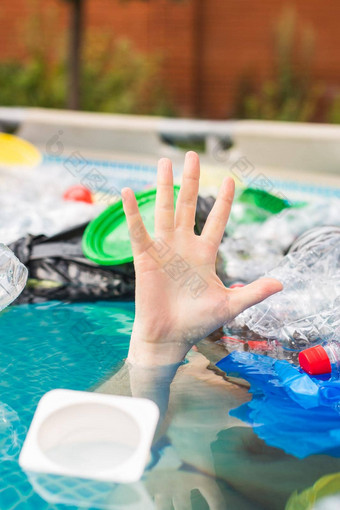 塑料污染环境问题男人的手塑料海