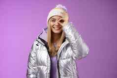 时尚的无忧无虑的欧洲女学生享受假期旅行雪国家穿温暖的时尚的银夹克针织他显示太棒了手势微笑有趣的推荐度假胜地