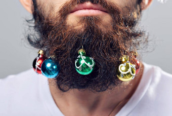 圣诞节假期理发店风格概念特写镜头男人。小圣诞节装饰物长胡子