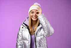 时尚的无忧无虑的欧洲女学生享受假期旅行雪国家穿温暖的时尚的银夹克针织他显示太棒了手势微笑有趣的推荐度假胜地