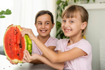 孩子们吃片西瓜孩子们吃水果在户外健康的零食孩子们