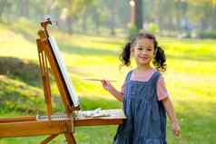 可爱的女孩显示快乐微笑享受绘画花园早....光