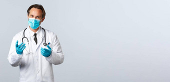 科维德防止病毒医疗保健工人疫苗接种概念严肃的表情医生医疗面具手套谈话病人解释措施冠状病毒流感大流行