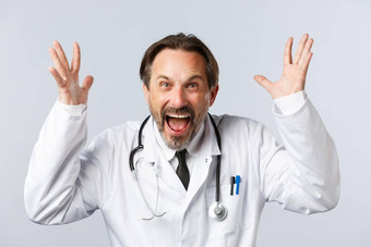 科维德防止病毒医疗保健工人疫苗接种概念特写镜头疯了愤怒的医生白色外套提高手大喊大叫愤怒的愤怒的
