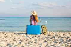 自由旅行假期夏天概念旅行者女人手提箱回来视图