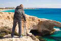 旅行假期摄影师《银河系漫游指南》概念旅行者男人。拍摄自然